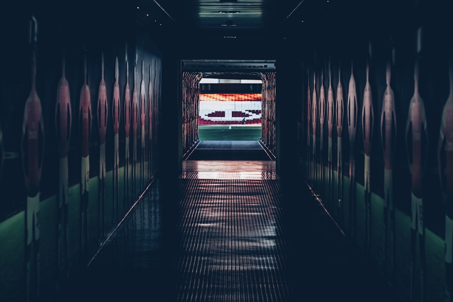 伊蒂哈德球场全景，曼城与利物浦球员在场上进行激烈对抗，观众席坐满身穿蓝色和红色球衣的球迷